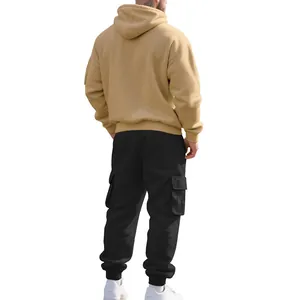 Vista posteriore di una tuta da uomo in pile con cappuccio kaki e pantaloni cargo neri