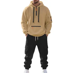 Dettaglio del set felpa in pile invernale e pantaloni cargo da uomo con accenti arancioni