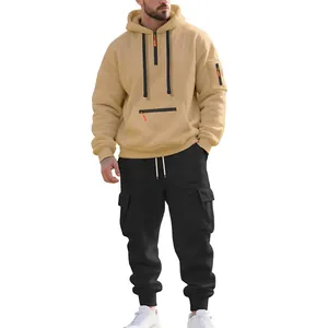 Set completo da uomo con felpa con cappuccio in pile pesante kaki e pantaloni cargo neri invernali