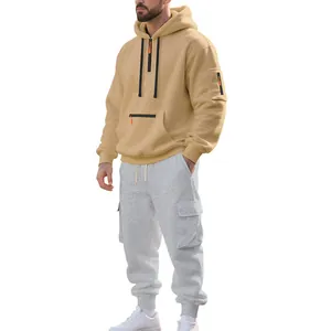 Vista completa del set felpa con cappuccio in pile e jogger cargo da uomo in kaki e grigio