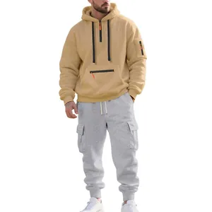 Dettagli completi della tuta casual da uomo in pile con felpa kaki e pantaloni cargo grigi