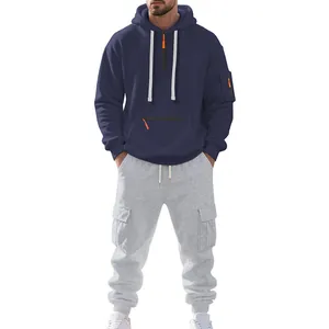 Tuta invernale in pile da uomo con felpa blu navy e pantaloni cargo grigi sportivi.