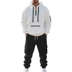Completo sportivo uomo in pile con felpa con cappuccio bianca e pantaloni cargo neri.