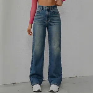 Vorderansicht der gewaschenen Vintage-Jeans mit weitem Bein an einem Model