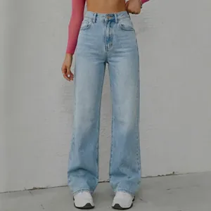 Vorderansicht einer stylischen, hell gewaschenen High-Waist-Jeans mit weitem Bein