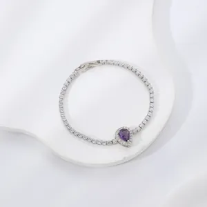 Primo piano di un bracciale di lusso in zirconi con gemma viola a forma di pera