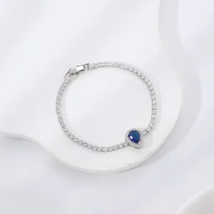 Vista dettagliata del bracciale tennis in argento con zaffiro blu a goccia e zirconi