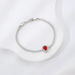Dettaglio del bracciale tennis di lusso con pietra rossa a goccia e zirconi cubici