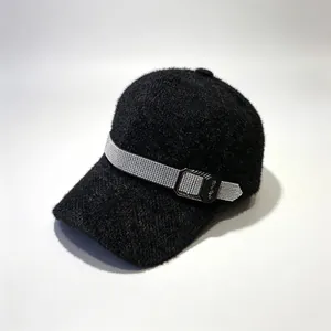 Casquette de Baseball d'Hiver Chaude en Chenille Peluche pour Femme Avec Ornement en Strass Boucle en Métal Réglable