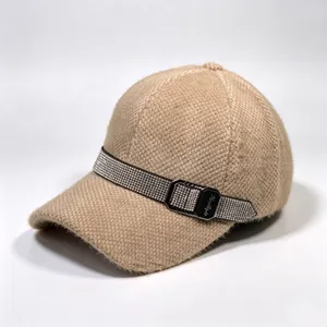 Gros plan de casquette de baseball d'hiver beige avec ceinture en strass et boucle.