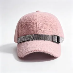 Casquette rose tendance en peluche avec bande en strass brillants et boucle noire