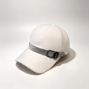 Casquette de baseball blanche duveteuse avec bande strass et boucle pour l'hiver