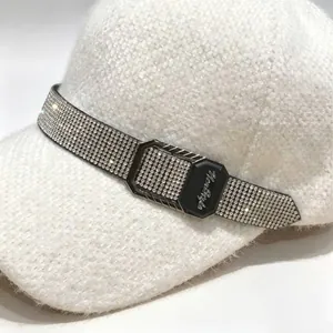 Gros plan d'une casquette de baseball d'hiver en tweed blanc avec ceinture strass