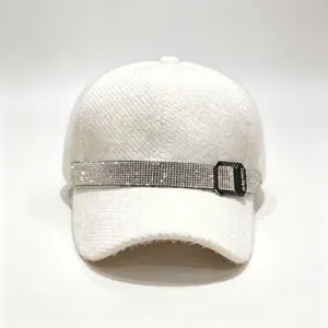 Vue détaillée de casquette de baseball blanche avec ceinture et boucle en strass