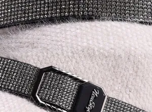 Gros plan sur la sangle en strass étincelante et la texture en fourrure d'un bonnet d'hiver
