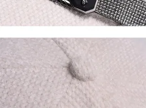 Vue macro de la décoration de ceinture en strass sur un bonnet en tricot blanc doux.