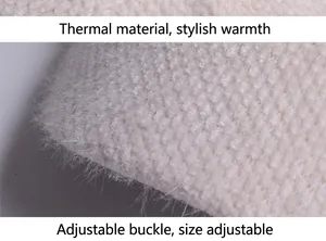 Gros plan détaillé montrant la texture de la doublure chaude d'une casquette d'hiver femme