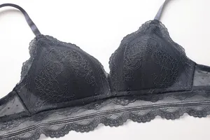 Détail rapproché de la texture de dentelle d'un soutien-gorge triangle sans armature