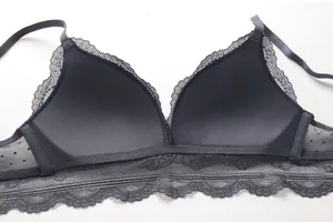 Vue détaillée montrant la dentelle fine et le tissu d'un soutien-gorge triangle gris