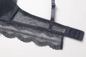 Gros plan sur la dentelle noire délicate et la maille d'un soutien-gorge sans armature