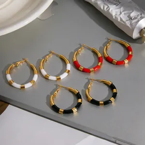 Élégantes créoles en acier inoxydable plaqué or 18 carats en rouge noir et blanc