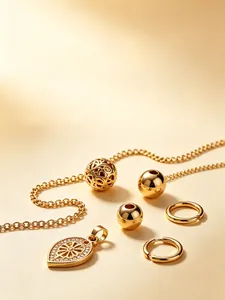 Gros plan d'accessoires de bijoux dorés DIY comprenant des perles, des anneaux et un pendentif.