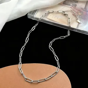 Collier chaîne trombone minimaliste en acier titane argenté avec une finition polie