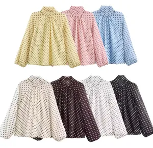 Gedetailleerd overzicht van de verschillende kleuren damespolka-dot shirts met strik.