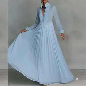 Vue détaillée d'une robe maxi plissée bleu clair avec col en V élégant et taille étroite.