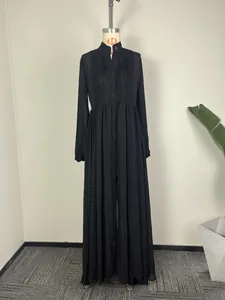 Robe longue noire élégante à manches longues avec détails de corsage plissés sur mannequin