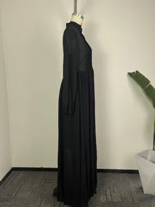 Vue latérale d'une élégante robe noire longue à manches longues sur un mannequin