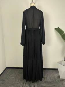 Vue arrière d'une robe longue noire chic avec empiècements transparents sur mannequin