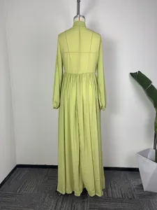 Vue arrière d'une élégante robe longue à manches longues vert citron sur un mannequin