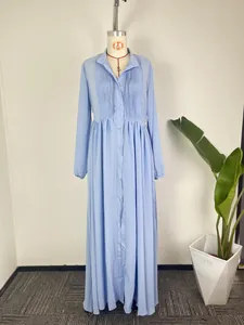 Robe maxi plissée à manches longues bleu clair avec col en V présentée sur un mannequin