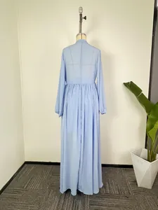 Vue arrière détaillée d'une robe longue bleu clair à manches longues sur un mannequin professionnel