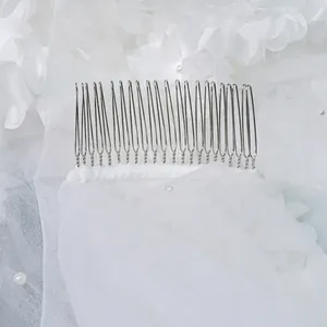 Detailansicht des Brautschleier-Haarkamms mit eleganter 3D-Blumenspitze und Perlen.