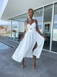 Elegantes weißes Maxikleid mit tiefem V-Ausschnitt, Taillenausschnitt und Schlitz