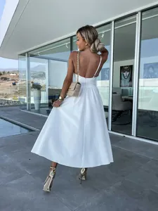 Rückansicht eines eleganten weißen rückenfreien Midikleides mit voluminösem Rock.