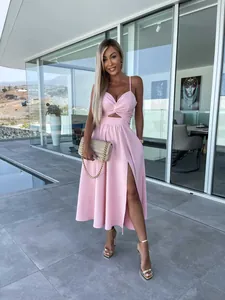 Lifestyle-Ansicht des eleganten rosa Kleides mit Ausschnitten, hohem Schlitz und Knotendetail