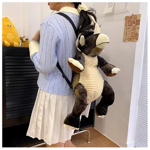 Vista posteriore che mostra la scala di un grande zaino di peluche dinosauro Triceratopo