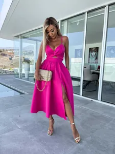 Elegantes fuchsiafarbenes Kleid mit V-Ausschnitt, Cut-outs und hohem Beinschlitz für Damen