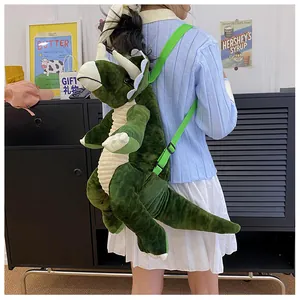 Vista dettagliata di un simpatico zaino a forma di dinosauro triceratopo in peluche verde.
