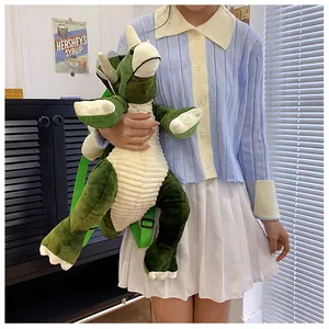 Dettaglio di un grande zaino di peluche a forma di dinosauro triceratopo verde