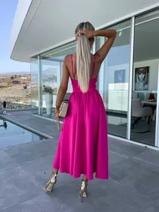 Elegantes pinkes Sommerabendkleid mit weitem schwingendem Rock in der Rückansicht