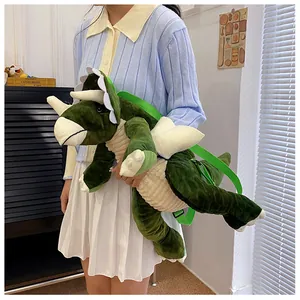 Vista dettagliata di un grande zaino a forma di triceratopo in peluche verde tenuto da una modella.