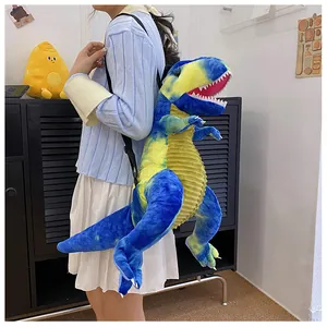 Grande zaino dinosauro di peluche per bambini indossato da un modello in interni