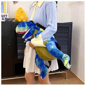 Vista dettagliata del grande zaino di dinosauro in peluche T-Rex indossato da un modello