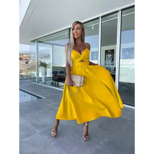 Elegantes gelbes Maxikleid mit tiefem V-Ausschnitt, Cut-out und hohem Schlitz
