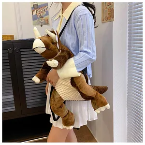 Dettaglio di un grande zaino a forma di dinosauro triceratopo in peluche marrone su modella.