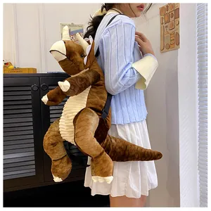 Grande zaino in peluche a forma di dinosauro triceratopo marrone indossato da modella